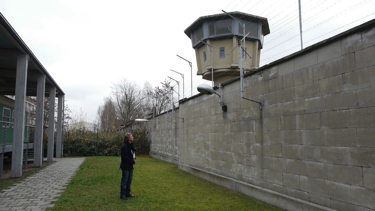 17 cubans at the edge of the berlin wall